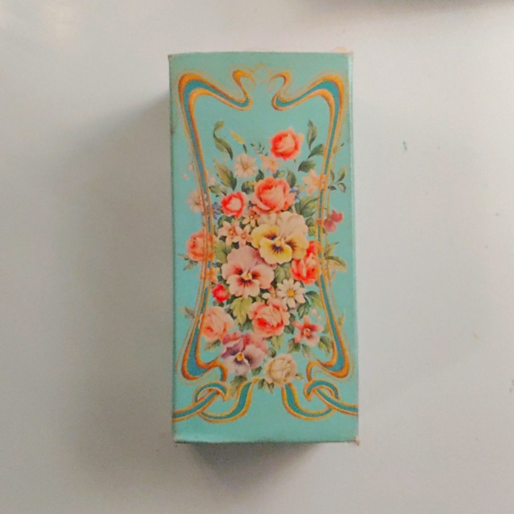 Vintage 1977 Avon Trailing Arbutus Perfumed Talc